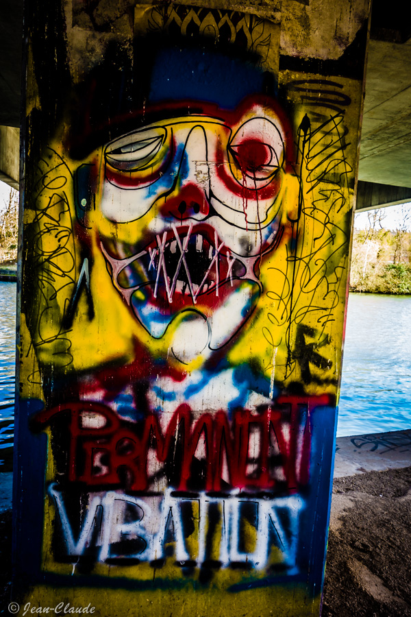 Graffiti sous un pont. - Marquette