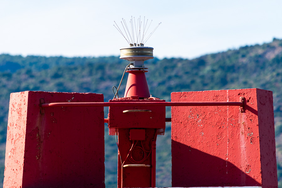 La tête du Feu rouge de l'entrée du port de la Favière à Bormes-les-Mimosas.