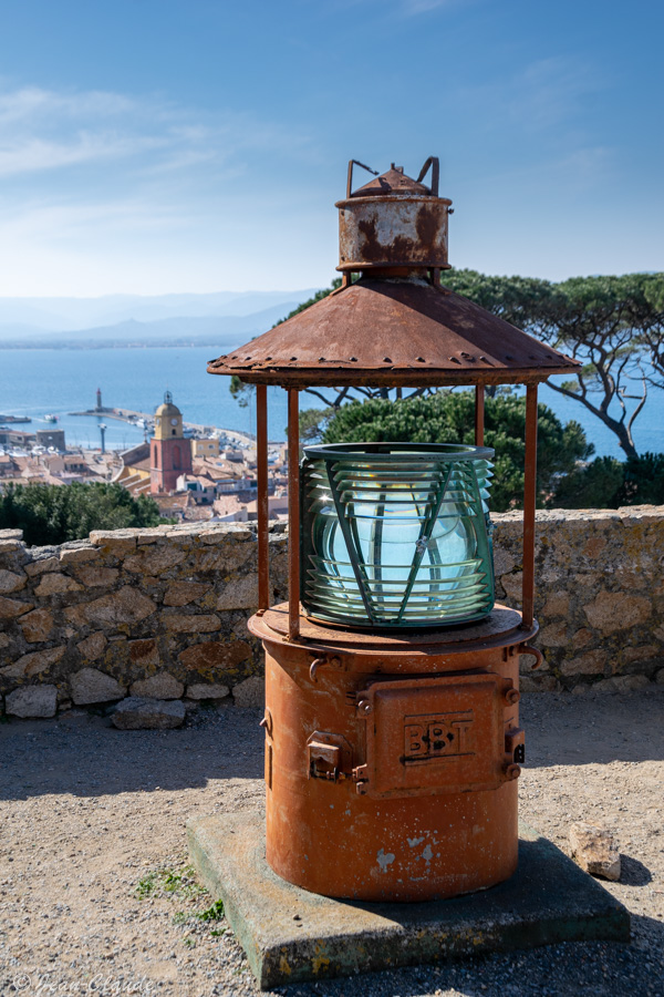 Vieux phare face à la mer à la citadelle au-dessus de Saint-Tropez (Provence-Alpes-Côte d’Azur)