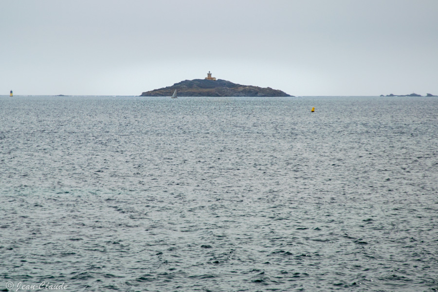 Phare du Grand-Rouveau vu du port de Sanary-sur-Mer Nikon D5300 - 125ISO - Lens 55.0-300.0 mm