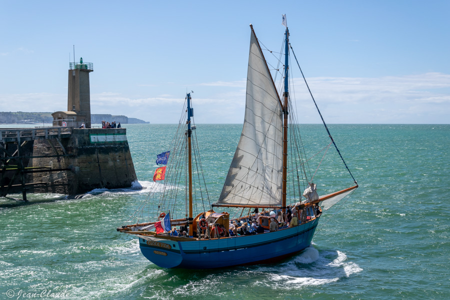 Le Tante Fine qui sort du port de Fécamp.