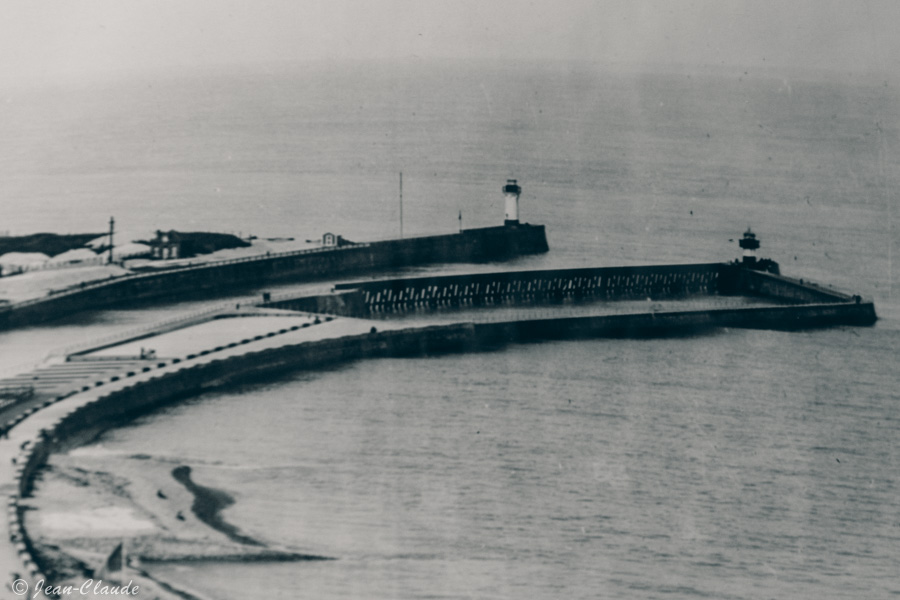 Le 2 feux au bouts des jetées de Saint-Valéry-en-Caux avant la 2eme guerre mondiale.