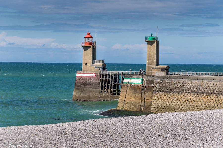 L'entrée du port de fécamp, vue de la plage - 2022