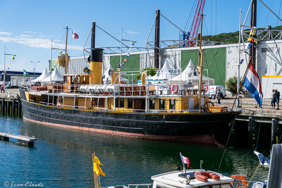 L'Hydrograaf était un ancien bateau à vapeur ayant servi à la Marine royale néerlandaise de 1910 à 1962. En 1985 il devient un navire d'excursion en tant que navire musée.