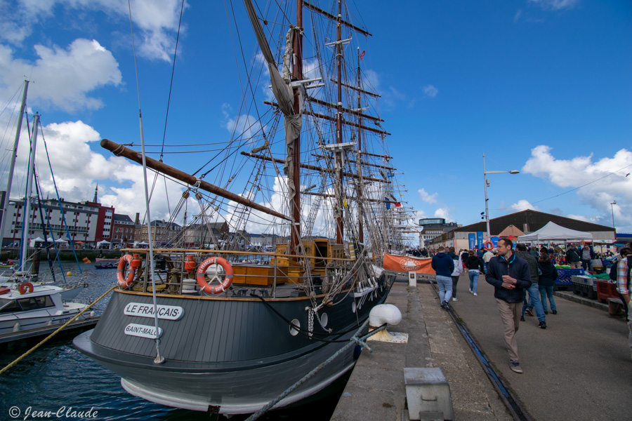 Le Français est un trois-mâts barque à coque en bois, construit au Danemark en 1948 puis rénové en 1983.