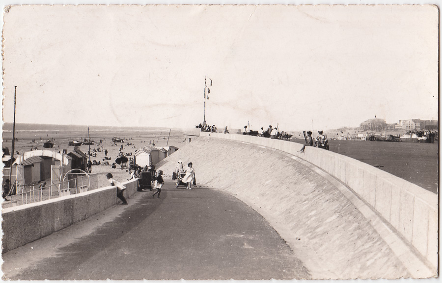 La Côte d’Opale - Berck-Plage (P.-de-C.) 59. - La digue. Editions d’Art "LUC" Montreuil-sur-Mer (Cachet de la Poste 1951)