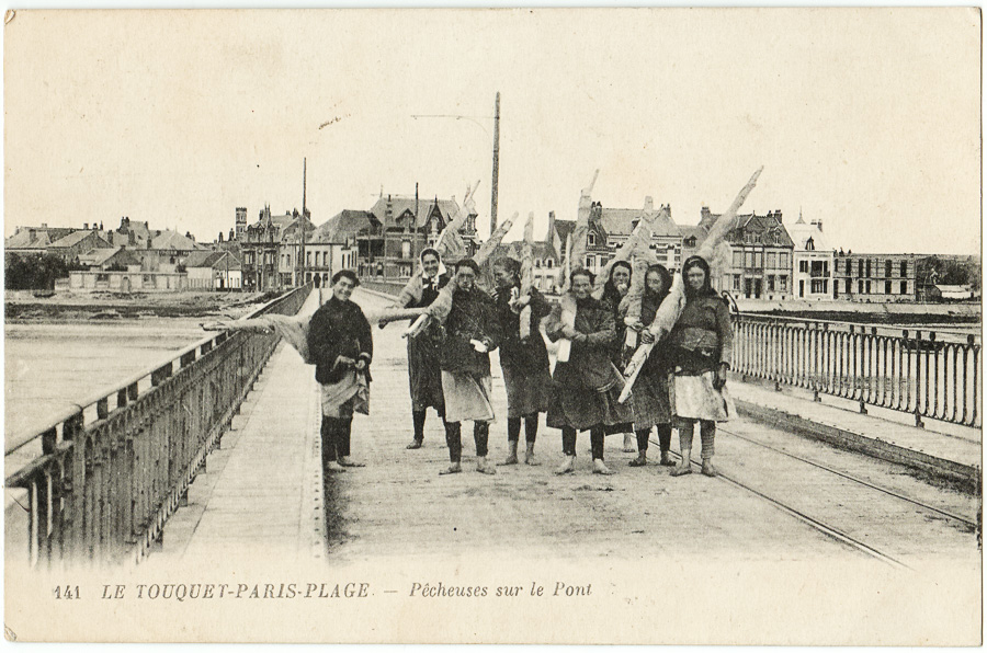 141 Le Touquet-Paris-Plage - Pêcheuses sur le pont Lévy Fils et Cie, Paris-Versailles