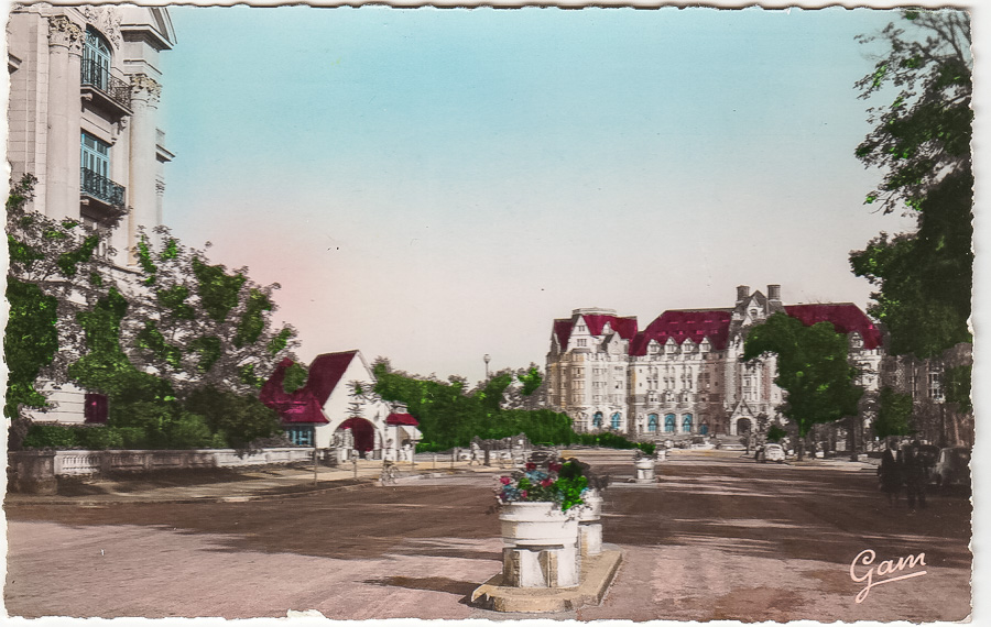 Au Coeur de la Côte d’Opale- 233 Le Touquet Paris-Plage (Pas-de-Calais) - Le Royal Picardy, vu de la place de l’Hermitage. -F. Gambier, Photo-Editeur, Etaples (cachet de la Poste 1954)