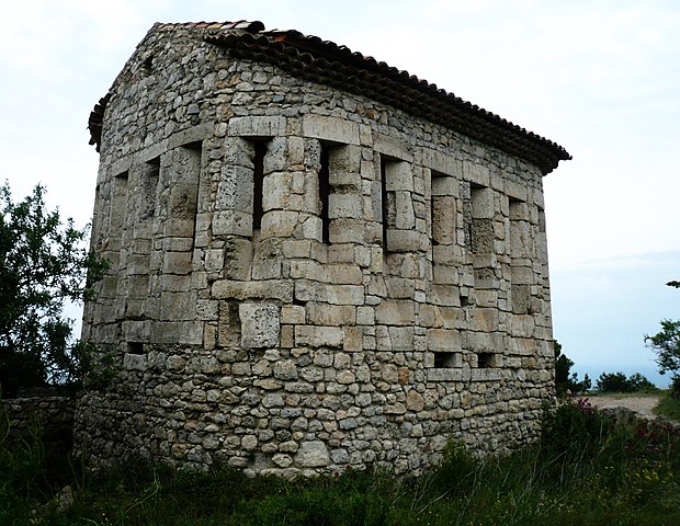 Leucate - l'ancien fanal dit La Redoute. - ArnoLagrange, CC BY-SA 3.0, via Wikimedia Commons