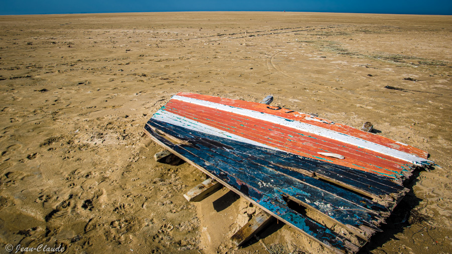 Epave de bois sur la plage de la Huchette - Effet Andrezej Dragan