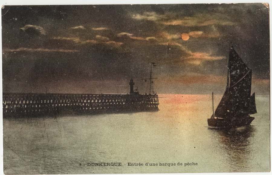 9 Dunkerque . Entrée d’une barque de pêche