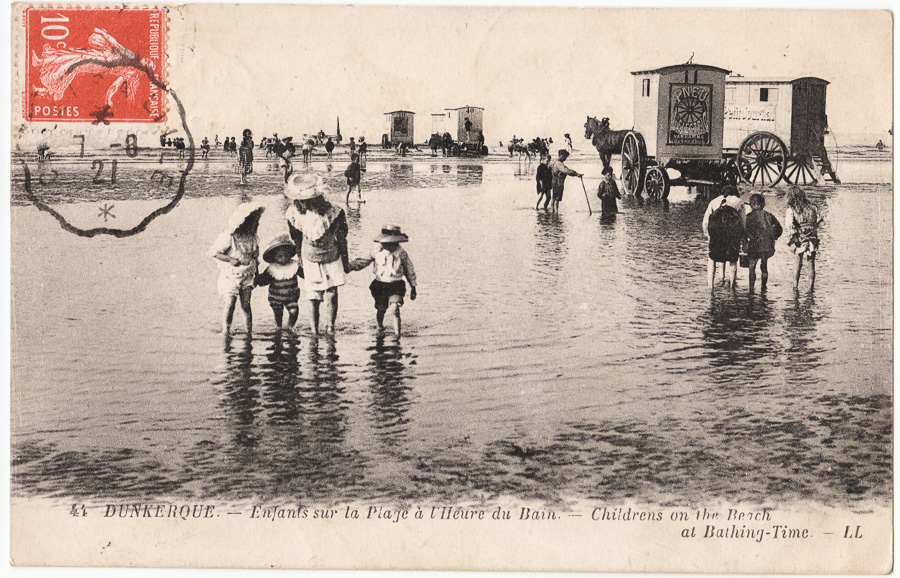41 Dunkerque. - Enfants sur la plage à l’heure du Bain. LL(Lévy Fils et Cie, Paris) - Cachet de la poste 1921
