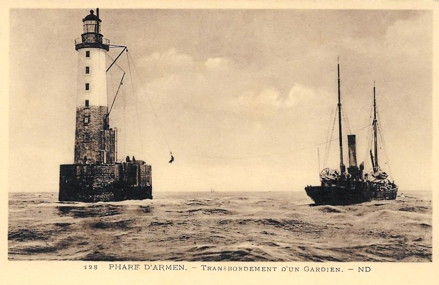 CPA 128 - Phare d’ARMEN. - Transbordement d’un gardien.