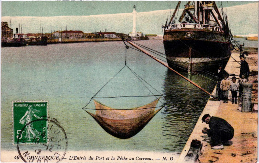 49 DUNKERQUE. - L'Entrée du port et la Pêche au Carreau. - N.G.