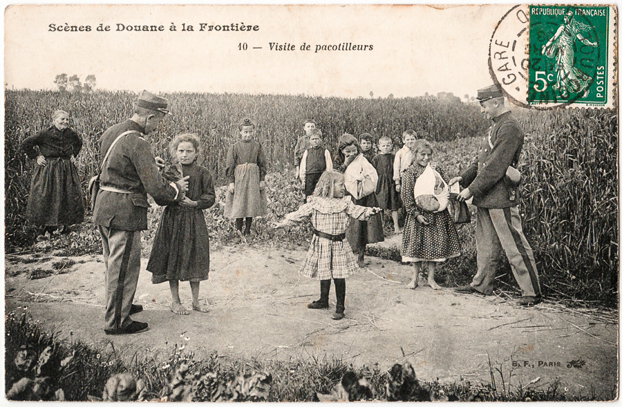 Scènes de Douane à la frontière 10 - Visite de pacotilleurs - B.F., Paris 1908