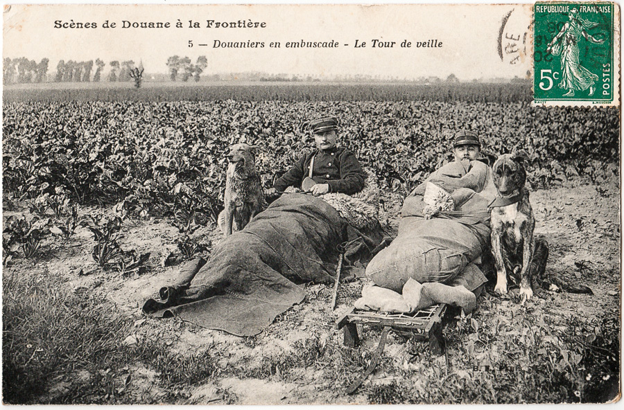Scènes de Douane à la frontière 5 - Douaniers en embuscade - Le Tour de veille - B.F., Paris - 1908