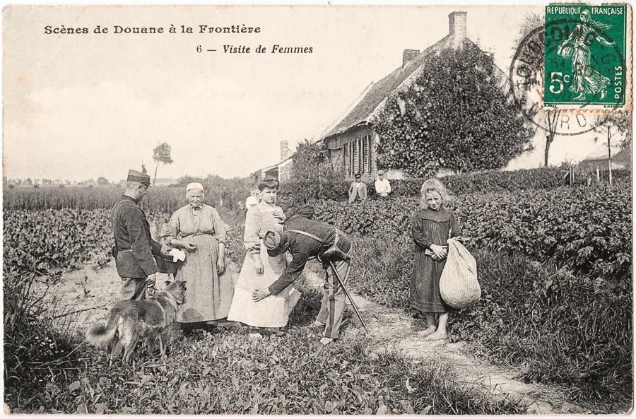 Scènes de Douane à la frontière 6 - Visite de Femmes - 1908