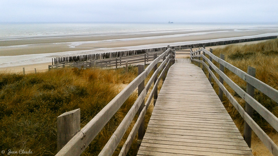 La plage des Ecardines vue des marches en bois