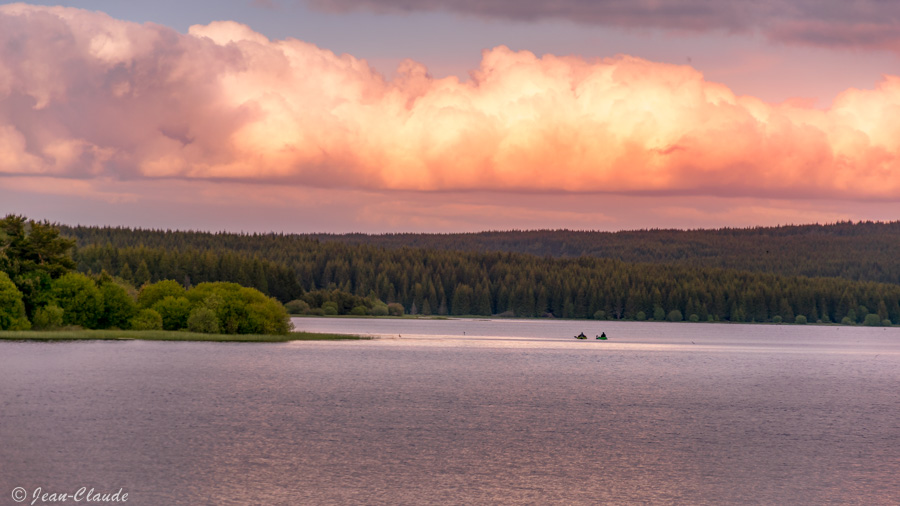 La pêche au lac du Charpal. - Lozère