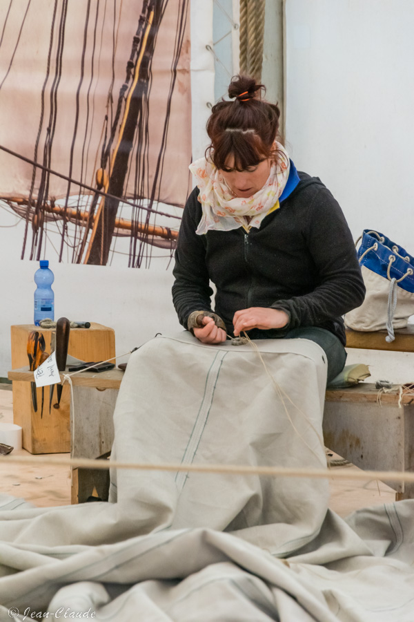 L'une des rares voilères de France en train de travailler un œillet de voile selon les méthodes traditionnelles. - Atelier de l'Hermione. http://www.sudouest.fr/2011/09/07/a-l-assaut-des-260-oeillets-du-grand-hunier-492372-1391.php