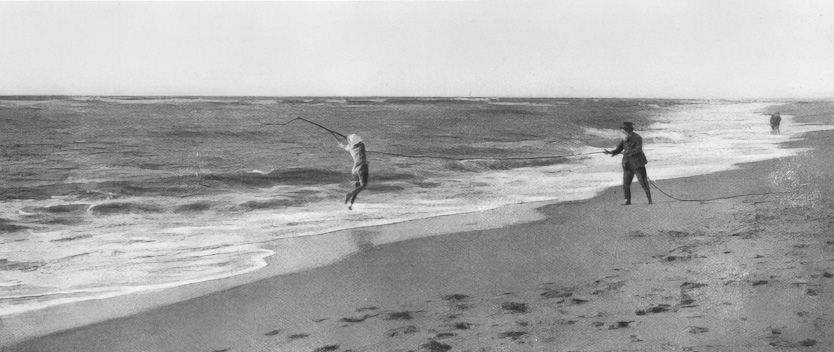 La pêche au cordeau sur les bords de l'océan : le lancement à la perche; à droite, une seconde personne maintient la ligne dont elle assure le déroulement convenable.<br>L'illustration n°4442 page 399 - avril 1928