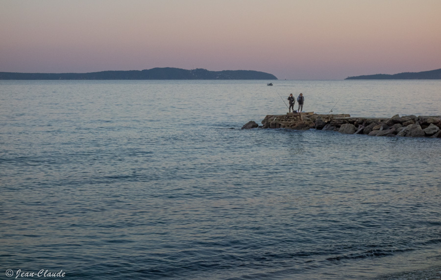 Pêcheurs sur un épi rocheux à la Favière au coucher du jour, Novembre 2021