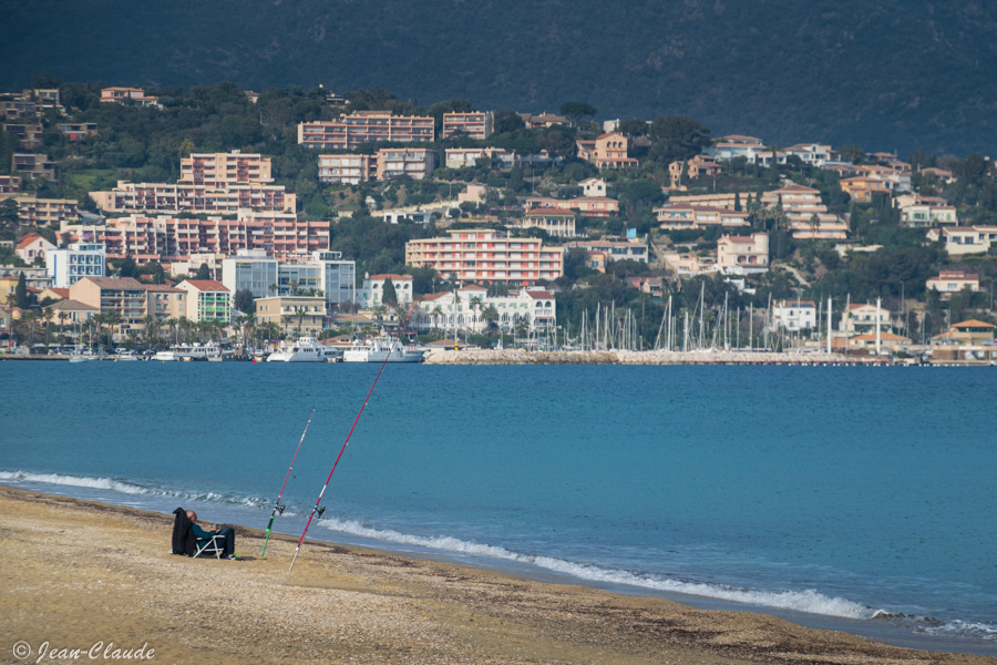 Pêcheur au surfcasting sur la plage du Lavandou, mars 2022