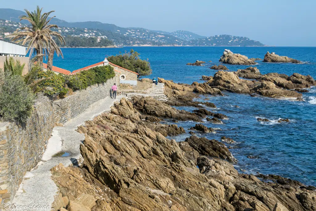 Le chemin littoral menant à la pointe de la Baleine au Lavandou
