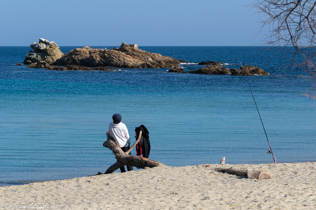 Un pêcheur face à la pointe de la baleine, Le Lavandou - mars 2023