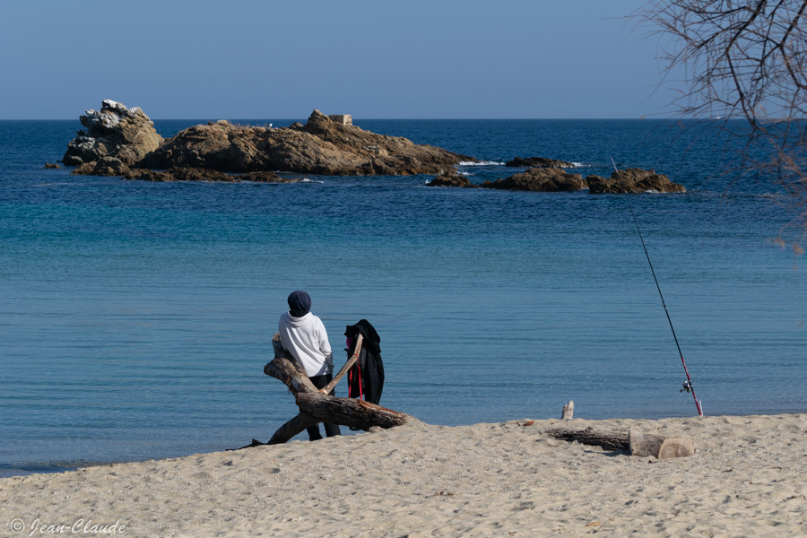 Pêcheur à la pointe de la Baleine au Lavandou, mars 2023