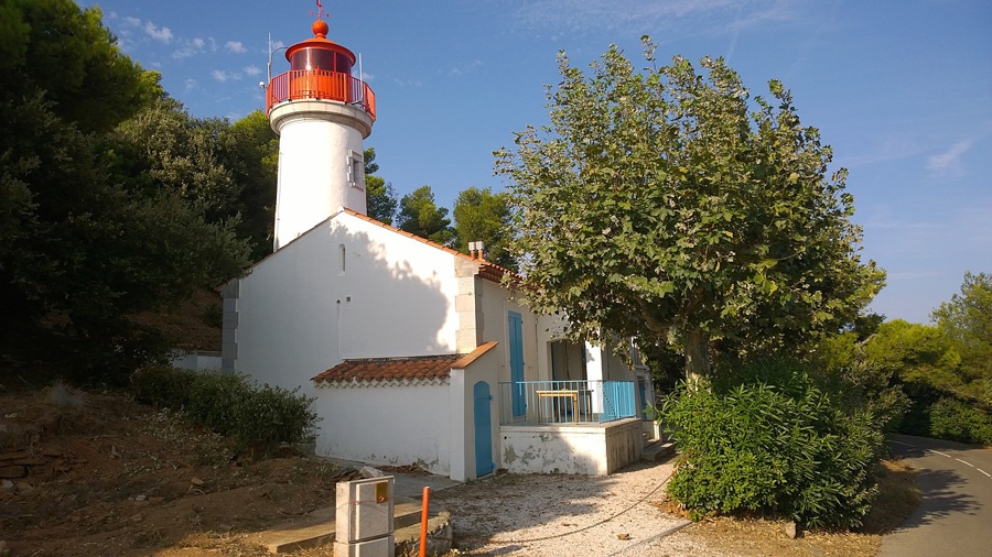 Phare du cap Blanc , cap Bénat - 4net, CC BY 3.0, via Wikimedia Commons