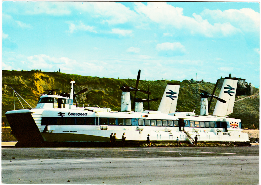 6232/4 - HOVERCRAFT Boulogne-Le-Portel - Douvres - L'un des hovercrafts SR N4 qui assurent le service régulier entre Le Portel (Boulogne) et Douvres en 35mn. Vitesse maxi : 143 km/h - Capacité 250 Passagers et 33 voitures.