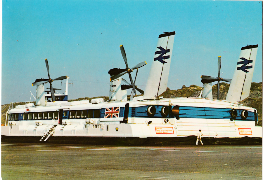 6232/2 - HOVERCRAFT Boulogne-Le-Portel - Douvres - L'un des hovercrafts SR N4 qui assurent le service régulier SEASPEED entre Le Portel (Boulogne) et Douvres en 35mn. Vitesse maxi : 143 km/h - Capacité 250 Passagers et 33 voitures.