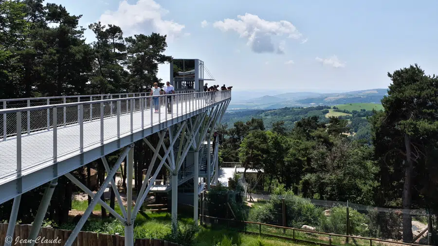 Vue sur la passerelle avec ascenseur