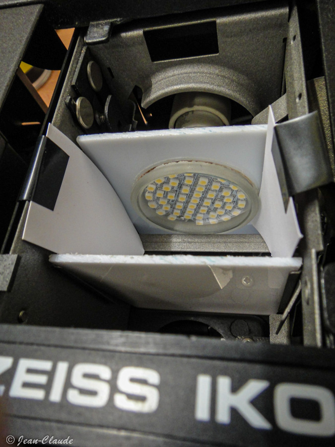 Vue de la lampe led installée dans la cage du projecteur diapo.