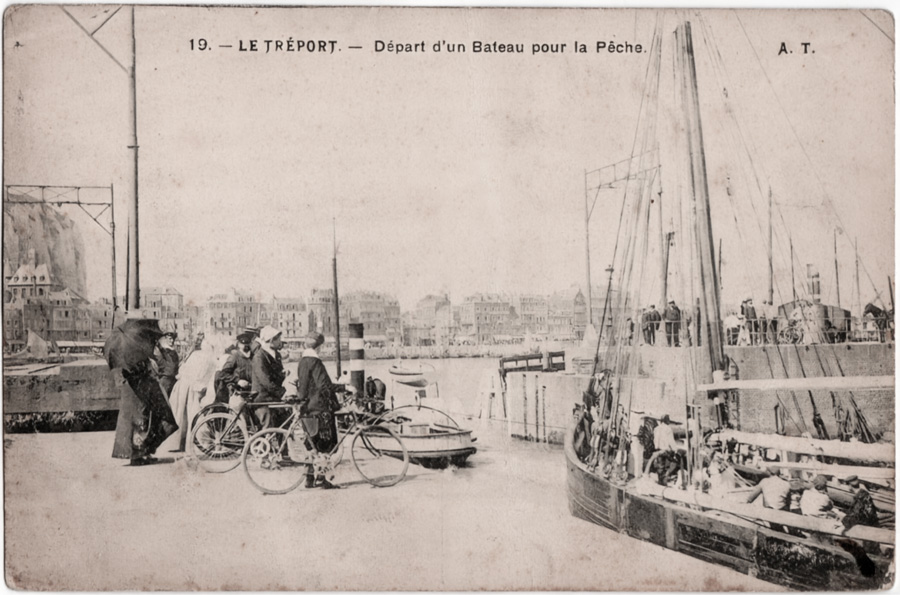 19.- LE TREPORT.- Départ d'un bateau pour la pêche A.T.