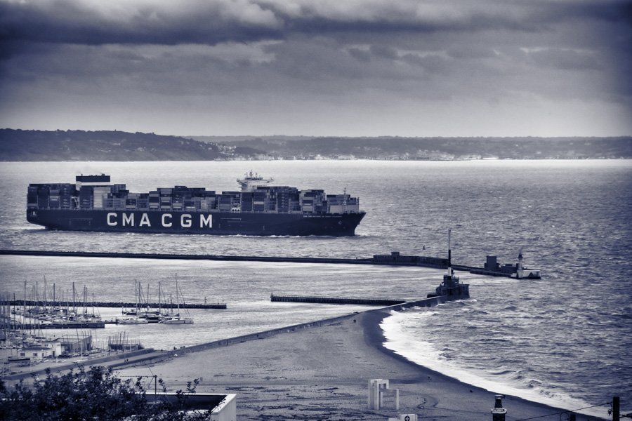 CMA CGM Antoine de Saint Exupéry sortant du Havre