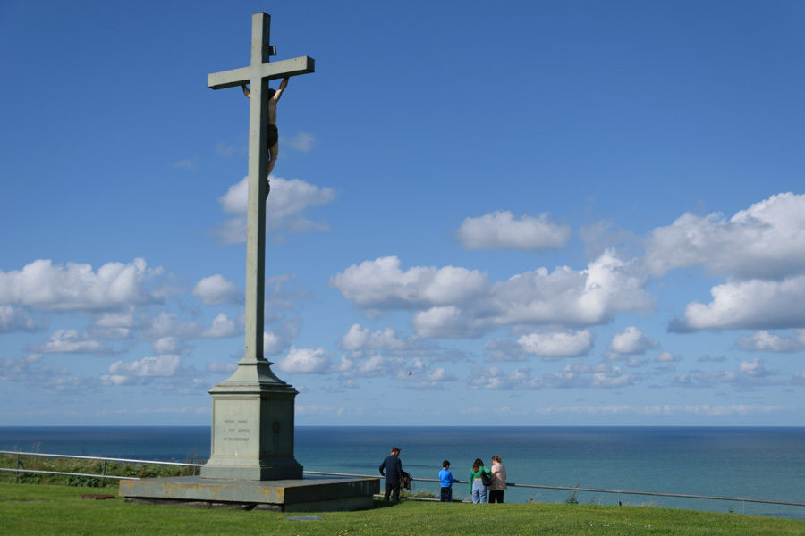 Le Calvaire de la Falaise du Tréport, vu vers la mer.