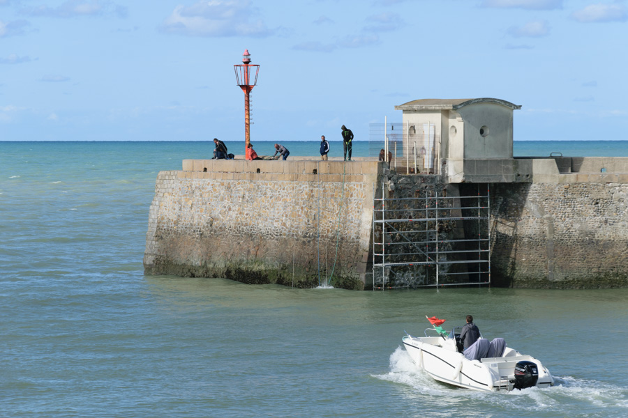 le jetée Est du Tréport et les pêcheurs au carrelet, 2023