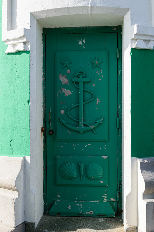 La porte fermée du phare du Tréport