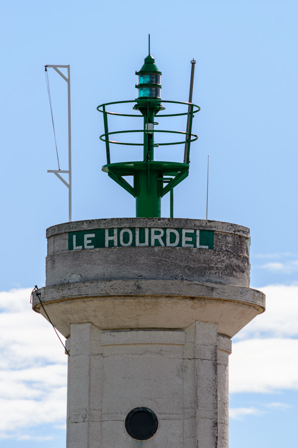 Phare du Hourdel - Le Feu sur une tour cylindrique en béton armé.