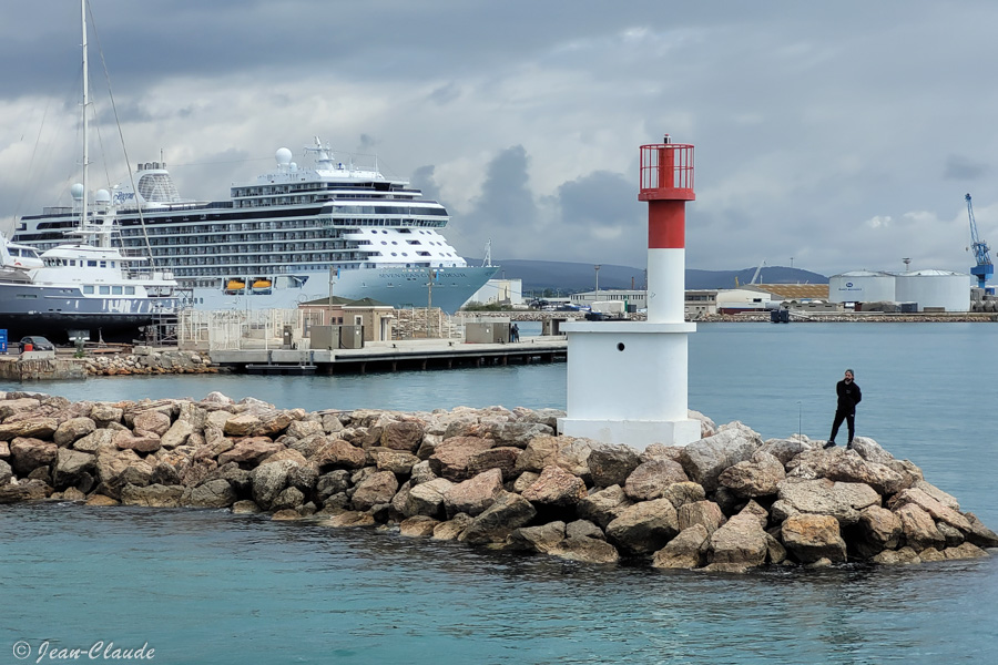 Un pêcheur amateur au port de Sète