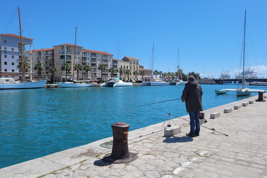 Pêche le long des quais de Sète