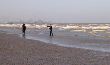 Pêcheurs sur la plage de Leffrinckouque