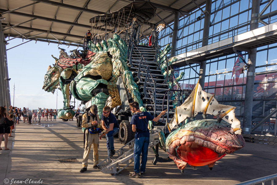 L'escalier du dragon de calais construit le long de sa queue