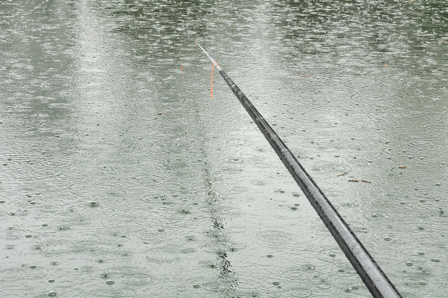 Pêche au coup sous la pluie